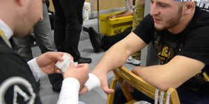 Η τέχνη του να δενεις τα χερια