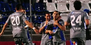 Εντυπωσιακό γκολ αμυντικού μέσου με σουτ από τα 30 μέτρα [βίντεο]