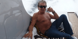 Ο Cavalli με μικροσκοπικό λεοπάρ μαγιό αγκαλιά με την κατά 47 χρόνια νεότερη σύντροφό του
