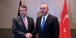 Ο Γερμανός υπ Εξ Ζίγκμαρ Γκάμπριελ και ο Τούρκος ομόλογός του Τσαβούσογλου (Φωτογραφία αρχείου: ΑΡ) 