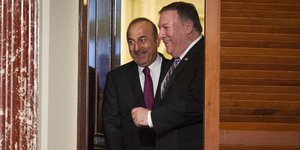 Στιγμιότυπο από τη συνάντηση Τσαβούσογλου-Πομπέο (Φωτογραφία: AP/ Cliff Owen)