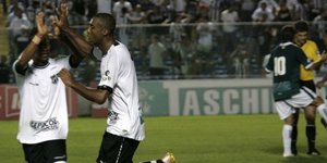 Απίθανο αυτογκόλ από αμυντικό [βίντεο]