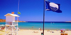 Δεκατρείς ελληνικές παραλίες έχασαν τη Γαλάζια σημαία – Ποιες βγήκαν από τους κα