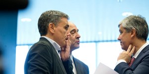 O πρόεδρος του Eurogroup Μάριο Σεντένο με τον Ευκλείδη Τσακαλώτο και τον Πιέρ Μοσκοβισί/Φωτογραφία: AP