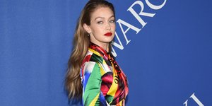 Η Gigi Hadid ποζάρει στον φακό/Φωτογραφία AP Images