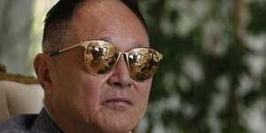 Απελπισμένος δισεκατομμυριούχος πατέρας πληρώνει 130 εκατ. για όποιον κάνει stra