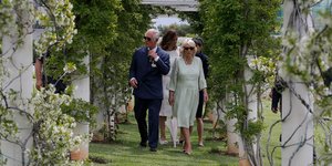 Ο πρίγκιπας Κάρολος κι η σύζυγός του Καμίλα κατά την επίσκεψή του στο συμμαχικό νεκροταφείο του Παλαιού Φαλήρου (Φωτογραφία: ΑΡ)