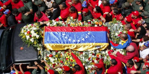 Η τελευταία πορεία του Ούγκο Τσάβες στο Καράκας εν μέσω χιλιάδων οπαδών του [εικ
