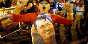 Ο Τσάβες επανεξελέγη πανηγυρικά πρόεδρος της Βενεζουέλας [εικόνες]