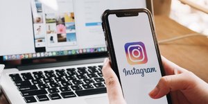 Μια γυναίκα σερφάρει στο Instagram/ Φωτογραφία: Shutterstock