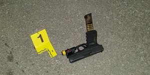 Ενα από τα όπλα που βρέθηκαν στον τόπο όπου πυροβολήθηκε ο 17χρονος -Φωτογραφία: Chicago police