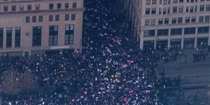 Χιλιάδες διαδηλωτές στους δρόμους του Σικάγο