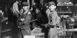 Ανήλικοι εργάτες σε υαλουργία στην Ιντιάνα το 1908 (Φωτογραφία: Lewis Hine/AP) 