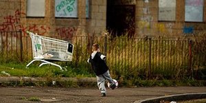 Βρετανία: πέντε εκατομμύρια παιδιά καταδικασμένα σε φτώχεια λόγω περικοπών στο κ