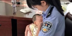 Η αστυνομικός θηλάζει το μωρό / Πηγή φωτό: Shanxi Jinzhong Intermediate People's Court
