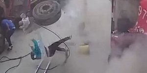 Μωρό εκσφενδονίστηκε από την αγκαλιά της μητέρας του όταν έσκασε λάστιχο