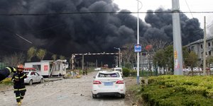 Πυκνός μαύρος καπνός πάνω από το εργοστάσιο (Φωτο: Chen Feng/Xinhua via AP)