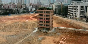 Τα σπίτια... αντάρτες της Κίνας -Στη μέση του δρόμου επειδή οι ιδιοκτήτες αρνούν