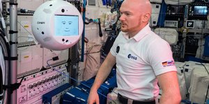 Ο CIMON και ο Γερμανός αστροναύτης Αλεξάντερ Γκερστ