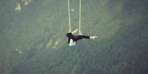 Paragliding Circus: Το ιπτάμενο τσίρκο της Γαλλίας που κόβει την ανάσα [βίντεο]