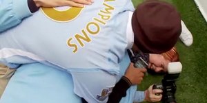 Οι παίκτες τη Σίτι την... έπεσαν στην φωτογράφο της ομάδας [βίντεο]