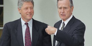 Ο Τζορτζ Μπους υποδέχεται τον Μπιλ Κλίντον στο Λευκό Οίκο