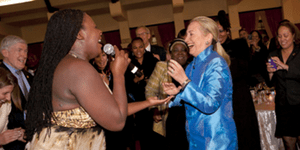 H Χίλαρι Κλίντον έρχεται στο κέφι και χορεύει στη Νότια Αφρική [βίντεο]