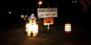 Κλόουν τρομοκρατεί τους κατοίκους της Νέας Υόρκης τη νύχτα [εικόνες]