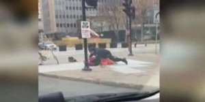 Αστυνομικός κάνει τόπι στο ξύλο έναν… κλόουν [βίντεο]