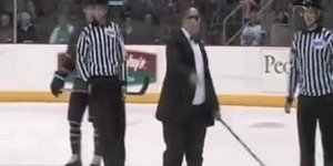 Ξεχωριστή διαμαρτυρία προπονητή χόκεϊ στους «τυφλούς» διαιτητές [βίντεο]