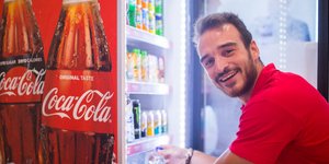 Σε προσλήψεις εποχικών υπαλλήλων προχωρά η Coca Cola