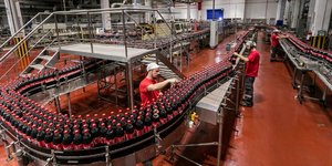 Στις εγκαταστάσεις της Coca Cola