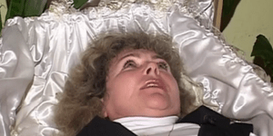 Ξαπλώστε δωρεάν σε ένα φέρετρο για δεκαπέντε λεπτά [βίντεο]