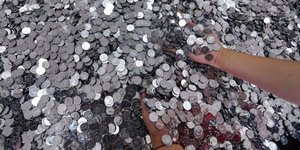 Κινέζος πλήρωσε αυτοκίνητο αξίας 11.724 ευρώ σε κέρματα που ζύγιζαν 5 τόνους -Μέ