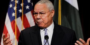 O Κόλιν Πάουελ... βγάζει τη γλώσσα στην Ελεν ΝτεΤζένερις -«Εβγαζα selfies 60 χρό