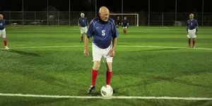 Παππούδες το σκάνε από τις γυναίκες τους για να παίξουν μπάλα [βίντεο]