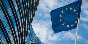 Κομισιόν για τη συνάντηση στο Παρίσι: Δεν θα συζητήσουμε για το χρέος και το χρη