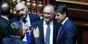 Ο νέος πρωθυπουργός της Ιταλίας Τζουζέπε Κόντε ποζάρει στο φακό γερουσιαστή (Φωτογραφία: ΑΜΠΕ/EPA/GIUSEPPE LAMI) 