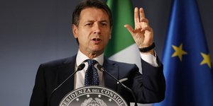Ο Τζουζέπε Κόντε/ Φωτογραφία: AP- Alastair Grant