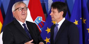 Ο Ζαν Κλοντ Γιούνκερ με τον Τζουζέπε Κόντε/ Φωτογραφία: AP- Yves Herman