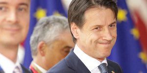 Ο Ιταλός πρωθυπουργός Τζουζέπε Κόντε προσέρχεται στην Σύνοδο Κορυφής -Φωτογραφία: AP Photo/Olivier Matthys