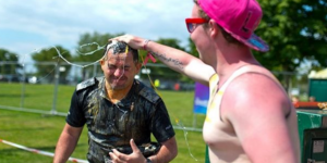 Πήραν με τα αυγά τους αστυνομικούς στη Βρετανία: Μία διασκεδαστική φιλανθρωπική 