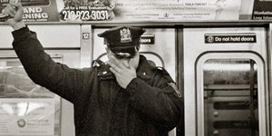 Αστυνομικοί πληρώνονται για να παρακολουθούν καθημερινά τσόντες