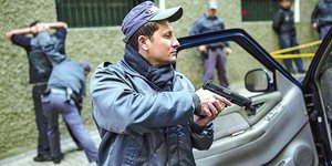 Σκληρό βίντεο από τις ΗΠΑ: Αστυνομικός δολοφονεί εν ψυχρώ κρατούμενο με χειροπέδ