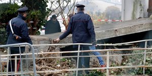 Καραμπινιέρι ελέγχουν την έξοδο κινδύνου της ντισκοτέκ