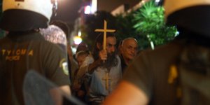 Μεσαίωνας- Χρυσαυγίτες βουλευτές και πιστοί εμπόδισαν παράσταση που θεώρησαν βλά