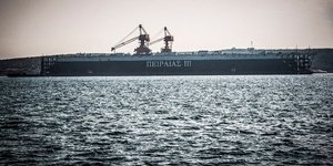 Πλωτή πλατφόρμα της Cosco στο λιμάνι του Πειραιά/Φωτογραφία: ΑΡ