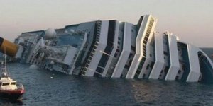 Δύτες αναζητούν εγκλωβισμένους στο πλοίο Costa Concordia   