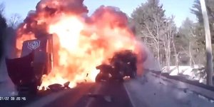 Το τζιπ τυλίχθηκε στις φλόγες μετά τη σφοδρή σύγκρουση (Φωτογραφία: YouTube)