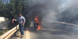  Μηχανάκι πήρε φωτιά εν κινήσει/ φωτογραφία: cretalive